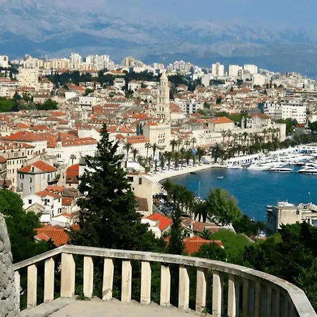 Butterfly With Sea View سبليت